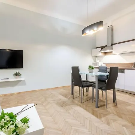 Dessy Downtown Apartman *